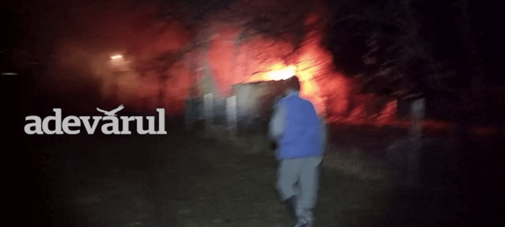 Trei incendii, în același timp, în aceeași comună. Unul dintre ele a fost provocat de o mână criminală VIDEO