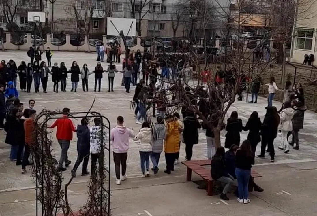 Elevii Colegiului Barbu Ştirbei, prinşi în hora unirii FOTO Facebook/CJC