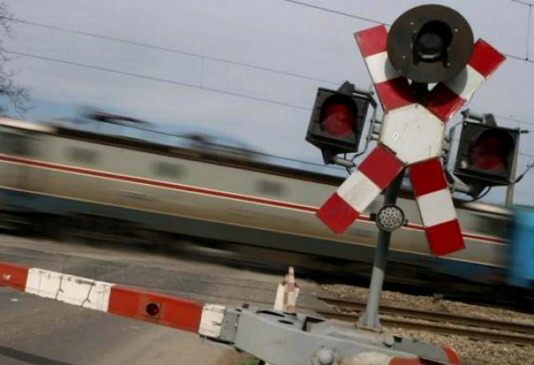 
    Trecerea cu calea ferată unde s-a produs accidentul este semnalizată prin "crucea Sfântului Andrei"  