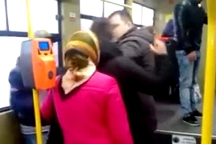 
    Unul dintre controlori sare la bătaie la tânărul prins fără bilet   