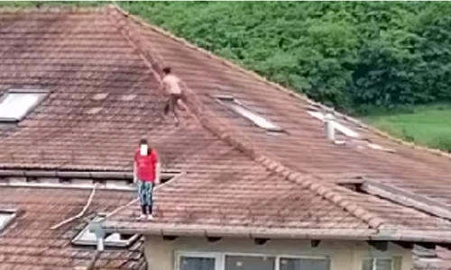 copii pe acoperis jpg