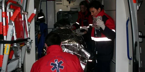 Botoşănean transportat de ambulanţă în şoc hipotermic