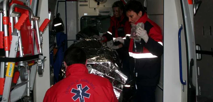 Botoşănean transportat de ambulanţă în şoc hipotermic