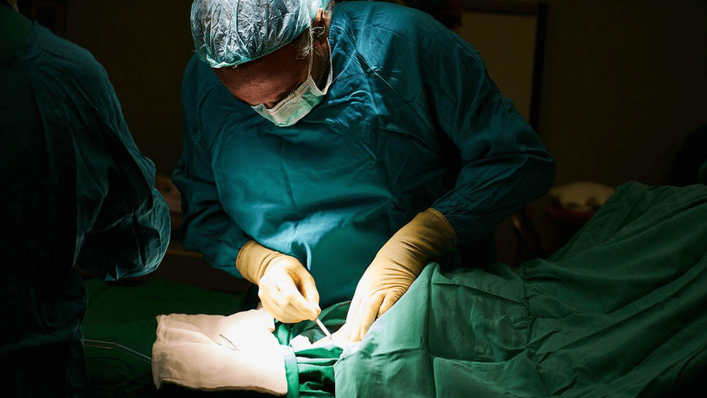Medicii chinezi au descoperit în creierul unei fetițe embrionul fratelui ei geamăn