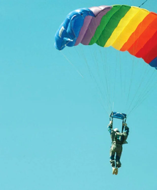 
    Bărbatul a fost  coborât de pe casă  cu ajutorul unei scări  