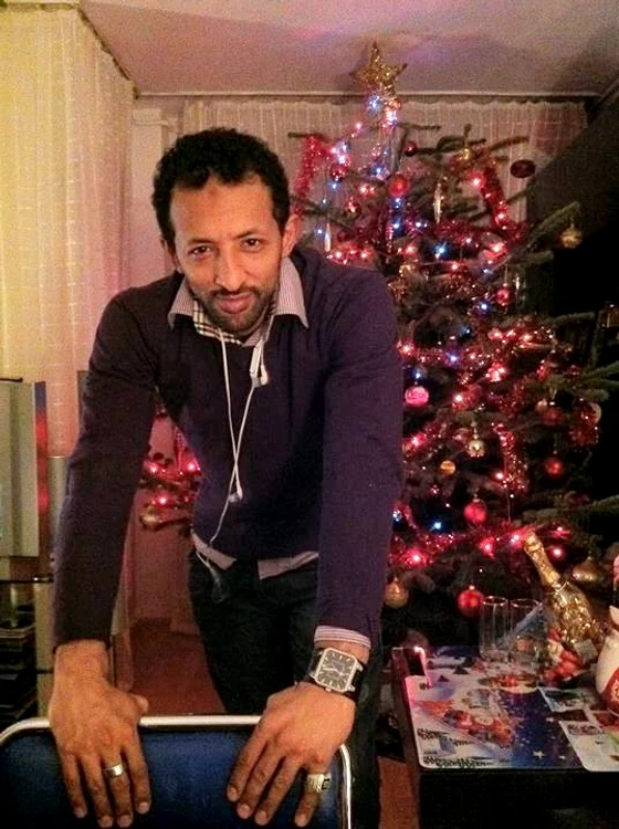 
    Oana, soţia lui Kamara, ştie să facă globuri de sărbători Foto: arhiva personală  