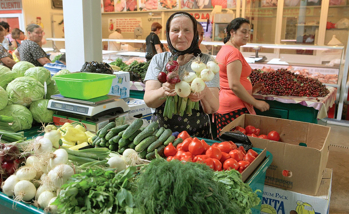 
    Un sfat esenţial: nu cumpăra fructe şi legume ambalate în caserole sau pungi!  