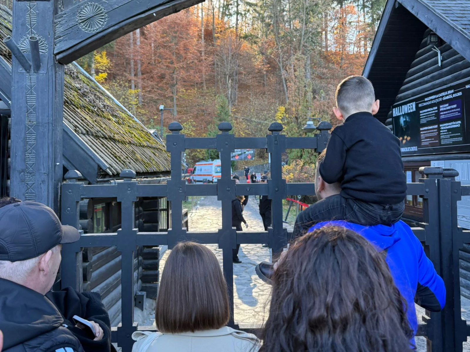 Incident tragic la Castelul Bran: un turist italian a murit după ce a suferit un infarct