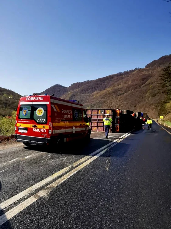 Un TIR a căzut peste un autoturism pe Valea Oltului la Boiţa - Sibiu Foto ISU Sibiu