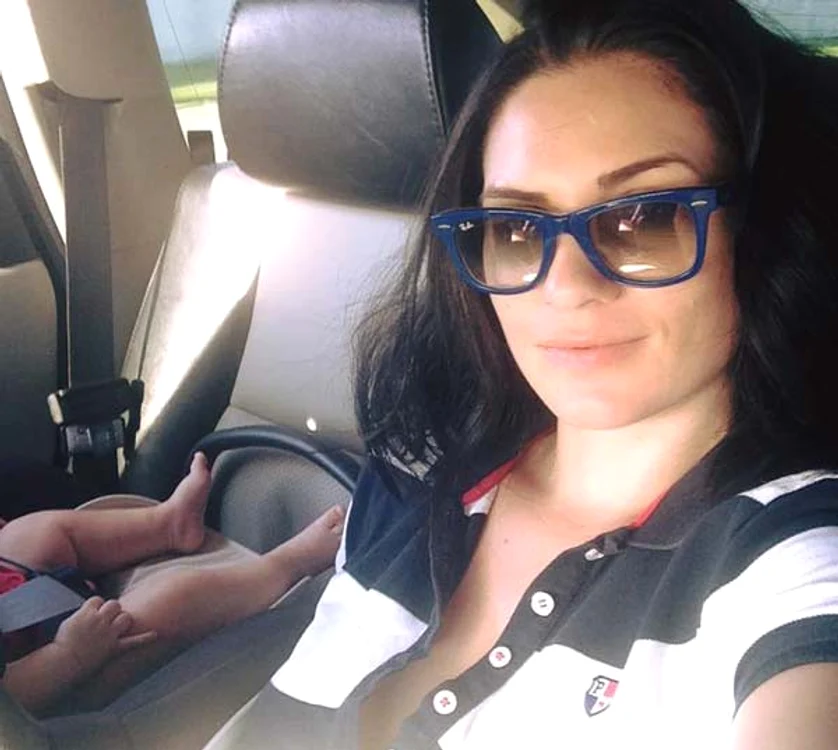 Ellie White nu se desparte de micuţa Maria nicio clipă FOTO: Arhiva personală