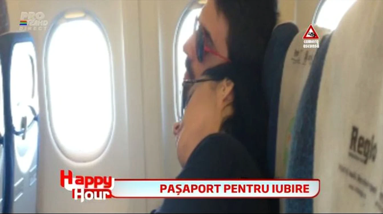 Pe tot parcursul zborului, Andreea a ţinut capul pe umărul lui Tuncay (captură: PRO TV)
