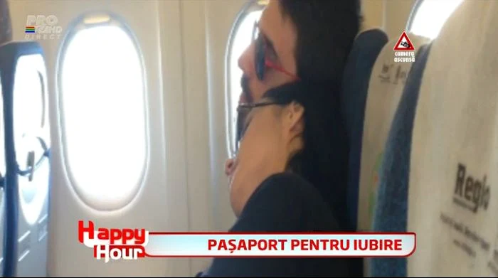 Pe tot parcursul zborului, Andreea a ţinut capul pe umărul lui Tuncay (captură: PRO TV)