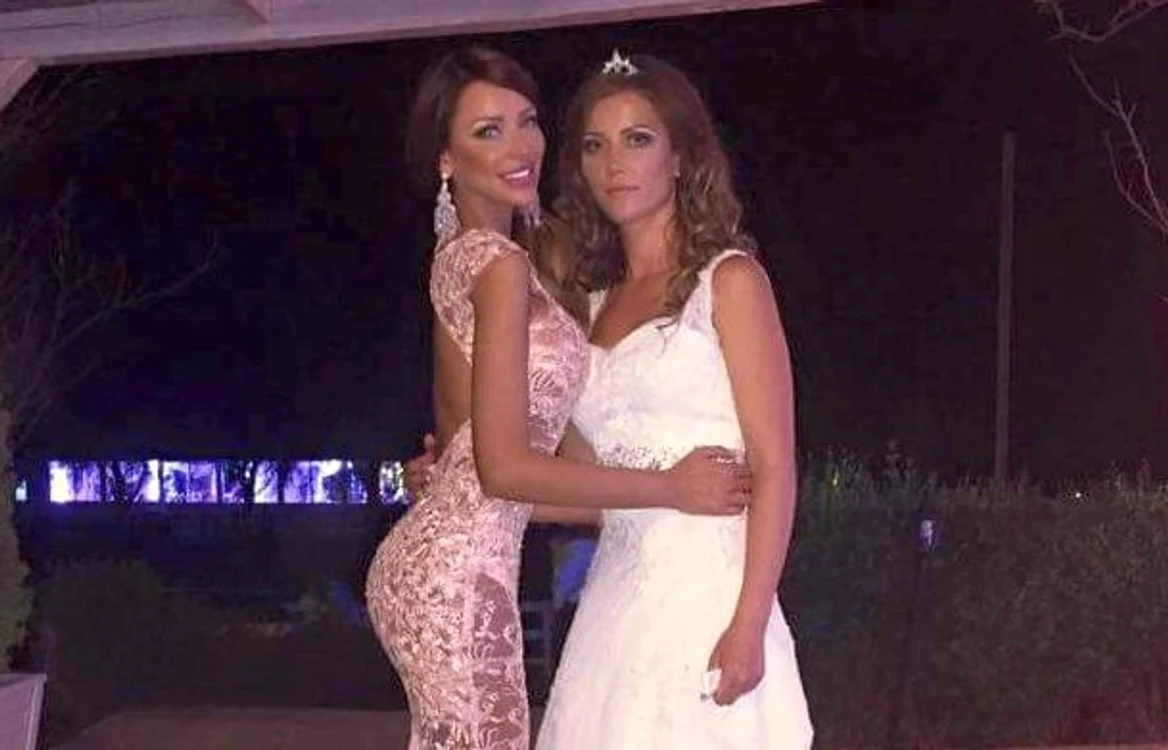 
    Sora Biancăi vinde în magazinul ei rochiile făcute de vfedetăfoto: arhiva personală  