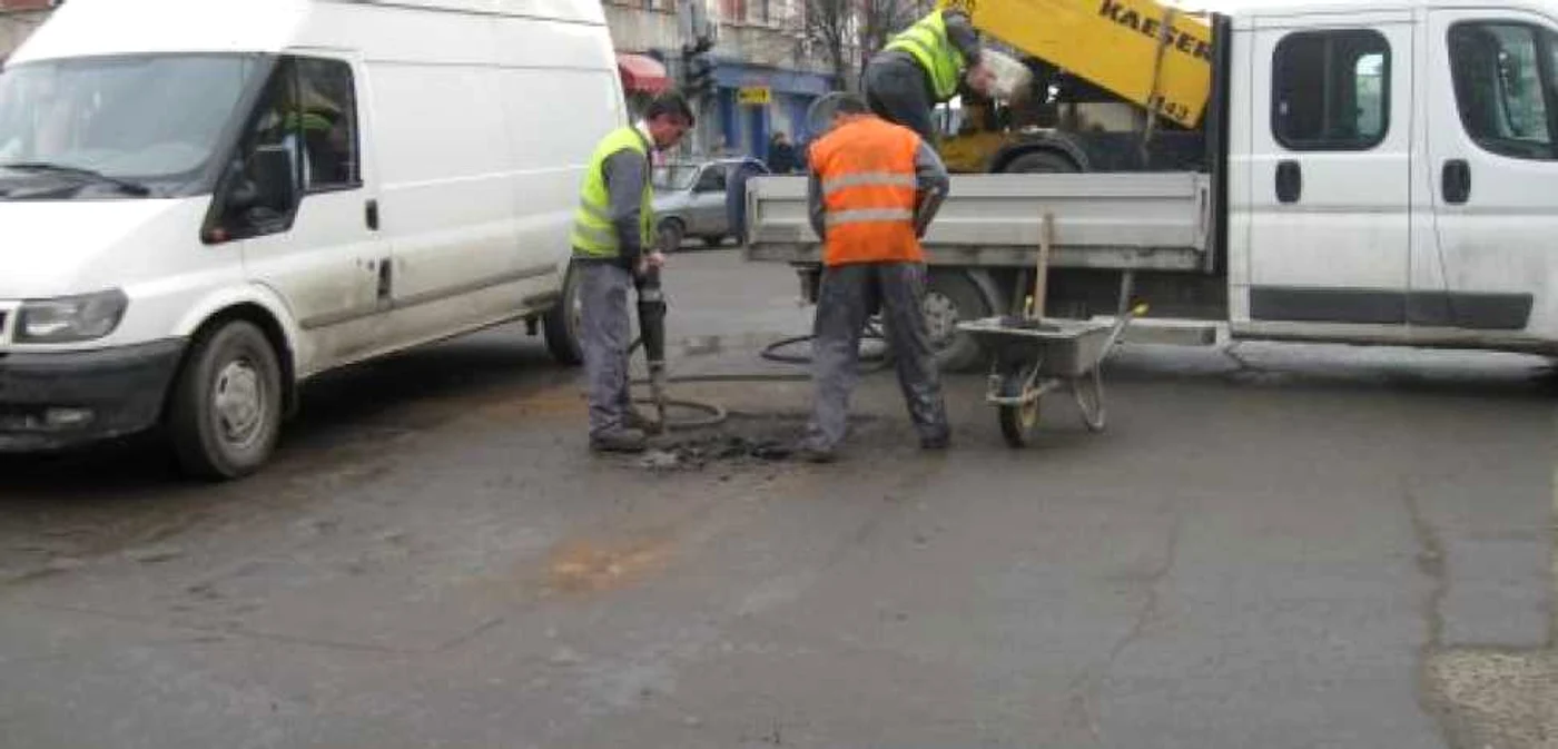Muncitorii au început să repare asfaltul