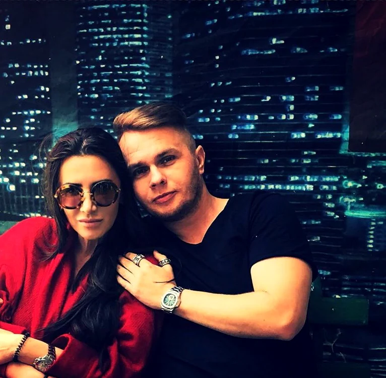 
    Anda Adam a fost aşteptată de soţ şi de fetiţa lor Foto: arhivă personală  