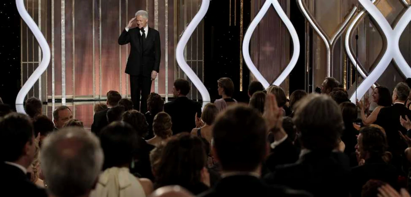 Fostul preşedinte american, Bill Clinton, a ridicat în picioare invitaţii de la Beverly Hilton Hotel, atunci cand a intrat pe scenă pentru a prezenta filmul „Lincoln“ al lui Steven Spielberg FOTO Reuters