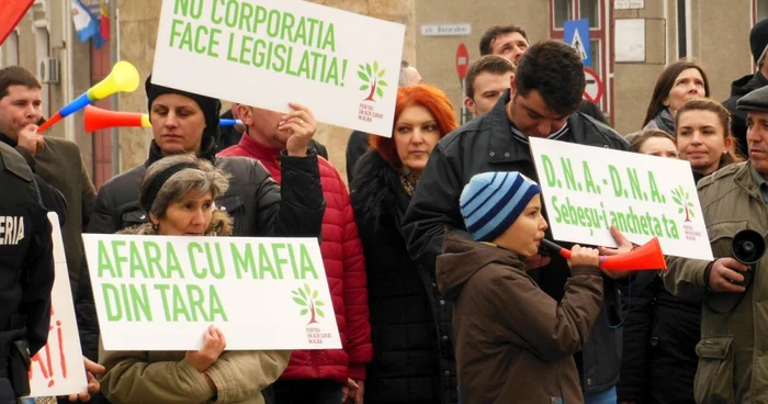 Protestatarii s-au adunat în faţa sediului Prefecturii Alba