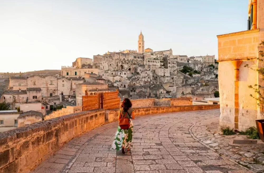 Orașul numit cândva „rușinea Italiei” a devenit una dintre cele mai spectaculoase destinații din Europa. Turiștii plătesc sute de euro pentru o noapte în peșteri