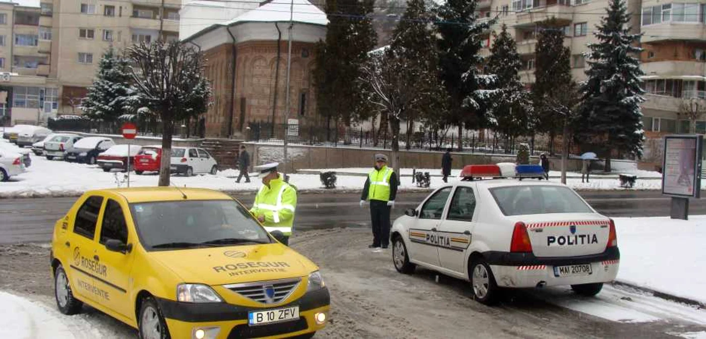 Poliţiştii recomandă şoferilor să aibă accesorii de iarnă în maşini