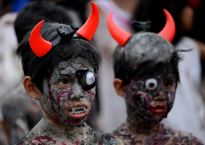 În Filipine, copiii s-au deghizat în diavoli pentru petrecerea de Halloween FOTO: AFP