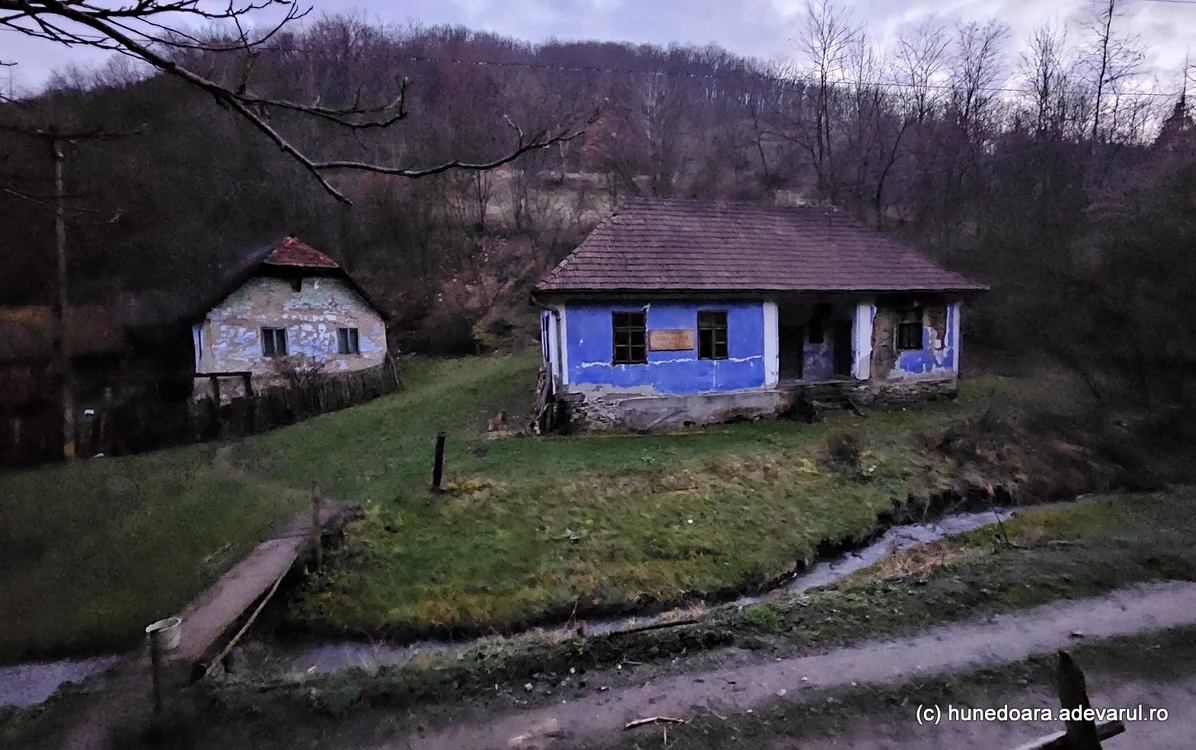 Școala din Almășel și casa lui Iosif. Foto: Daniel Guță. ADEVĂRUL