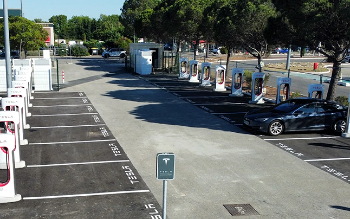 Staţia de alimentare din Avignon, Franta. FOTO Tesla