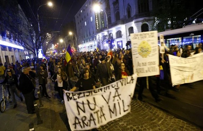 Protestatarii faţă de proiectul minier Roşia Montană manifestează din nou, în a zecea duminică consecutiv, pe străzile Capitalei. FOTO Eduard Enea