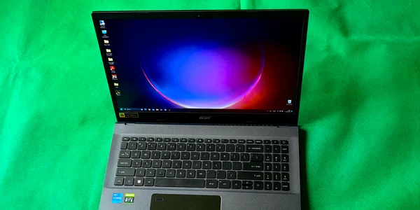 Laptop Acer Aspire 7 (A715 51) foto Adrian Pogîngeanu jpg