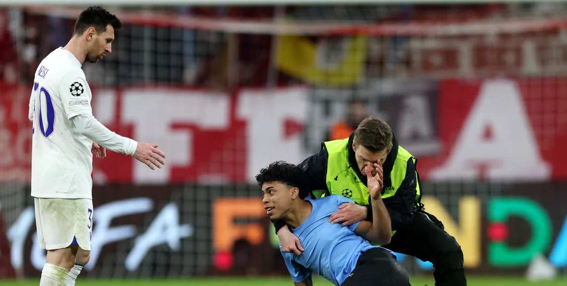 La finalul partidei cu Bayern, un fan a vrut să ajungă la Messi, dar a fost imobilizat. Gettyimages