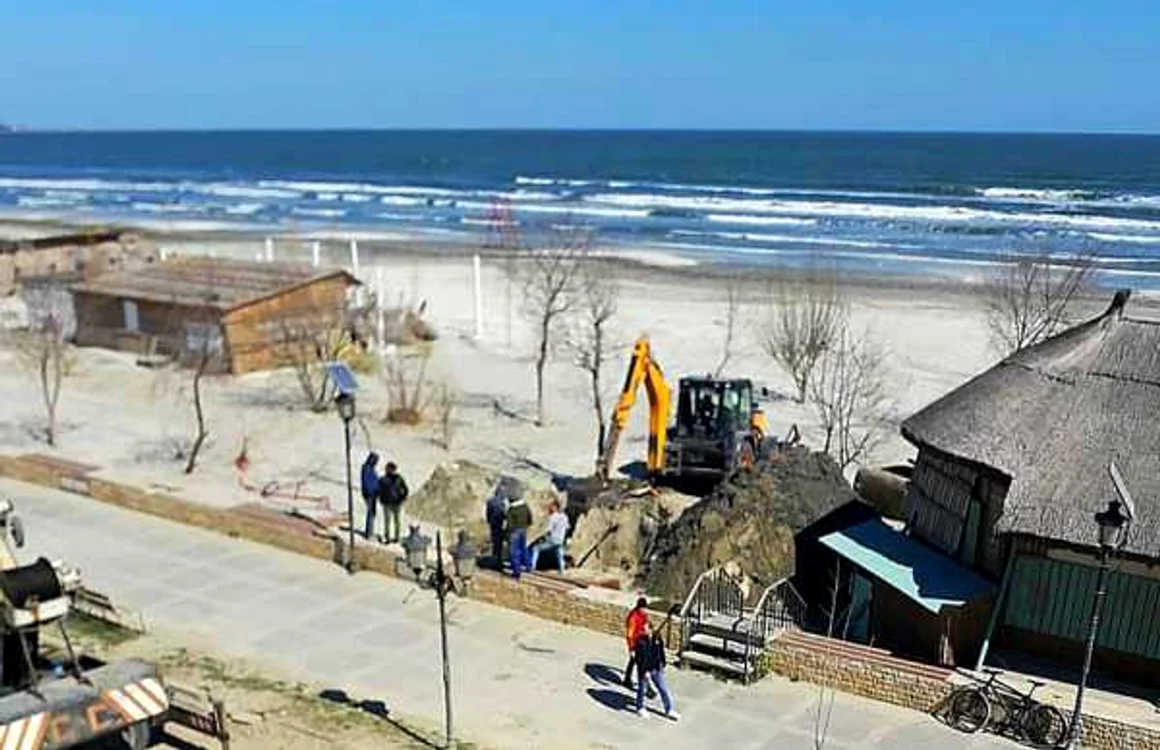 Plaja Năvodari invadată de construcţii FOTO Bogdan Bola