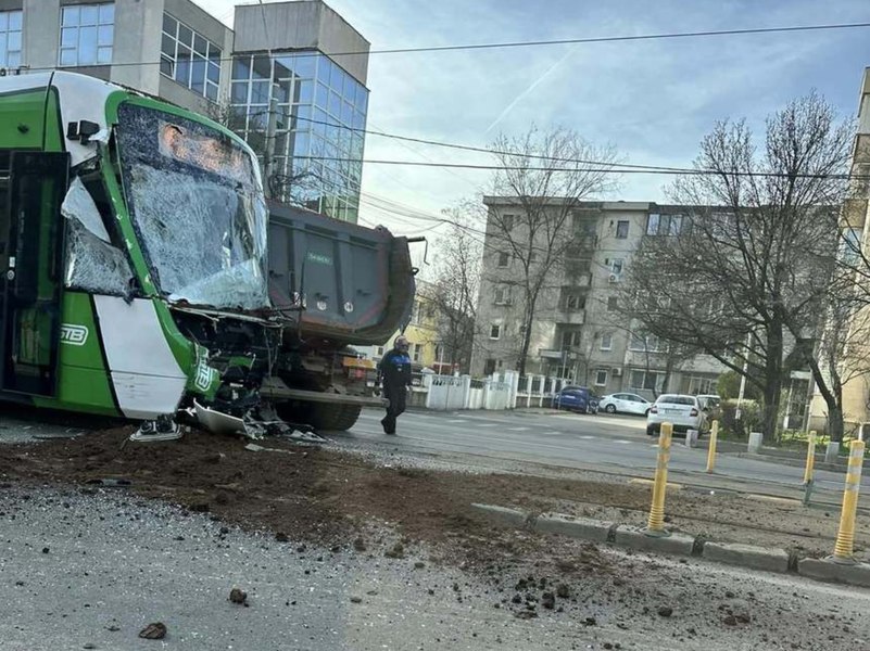 Accident grav în Capitală: Un bărbat a fost rănit, după ce o autobasculantă a intrat într-un tramvai 