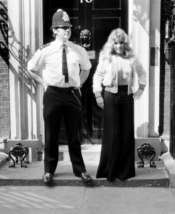 Mary Millington, topless pe strada Downing, 1978