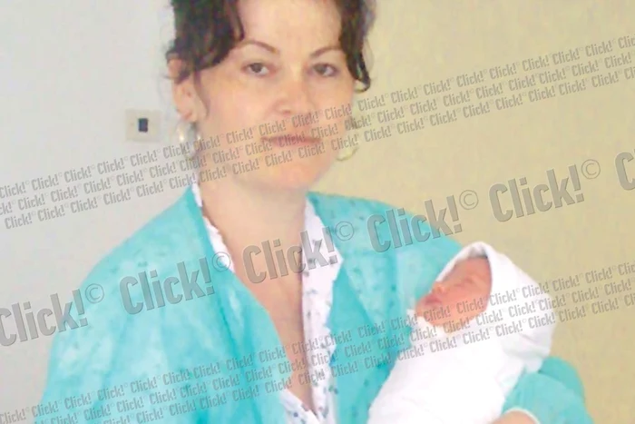 Ramona Ştefan şi-a  strâns în braţe  adevăratul copilaş  abia la o lună  după naştere (FOTOGRAFII: OLIMPIA FILIP)