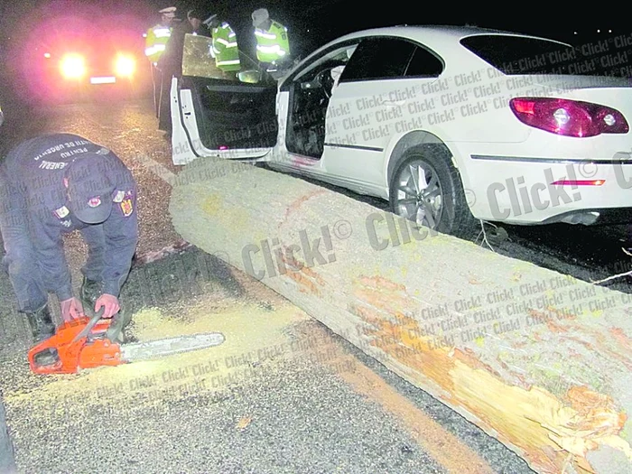 Trei maşini s-au accidentat de obstacolul din mijlocul străzii