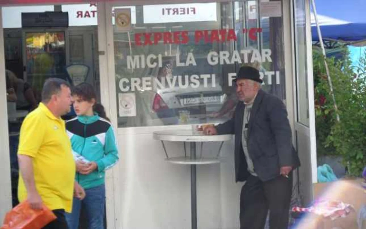 Politica se discută altfel după o cinzeacă de tărie la birtul din piaţă FOTO: Denis Grigorescu