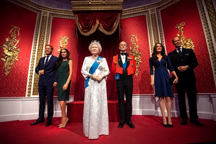 
    Conducerea muzeului Madame Tussauds a decis să separe figurile de ceară ale ducilor de Sussex de restul familiei, după anunțul făcut de aceștiaFoto: Getty   