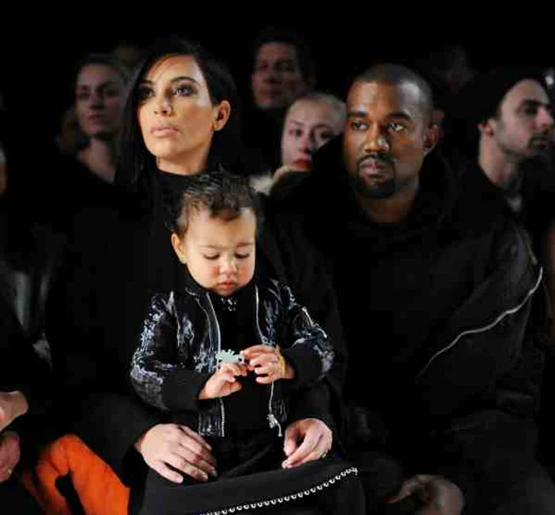 
    Kim Kardashian (34 de ani), împreună cu North West (2 ani) și Kanie West (38 de ani)foto: Getty  