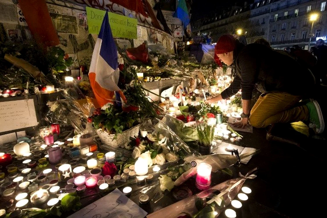Francezii au călcat peste covorul de lumânări în panica ce i-a cuprinsfoto: AFP
