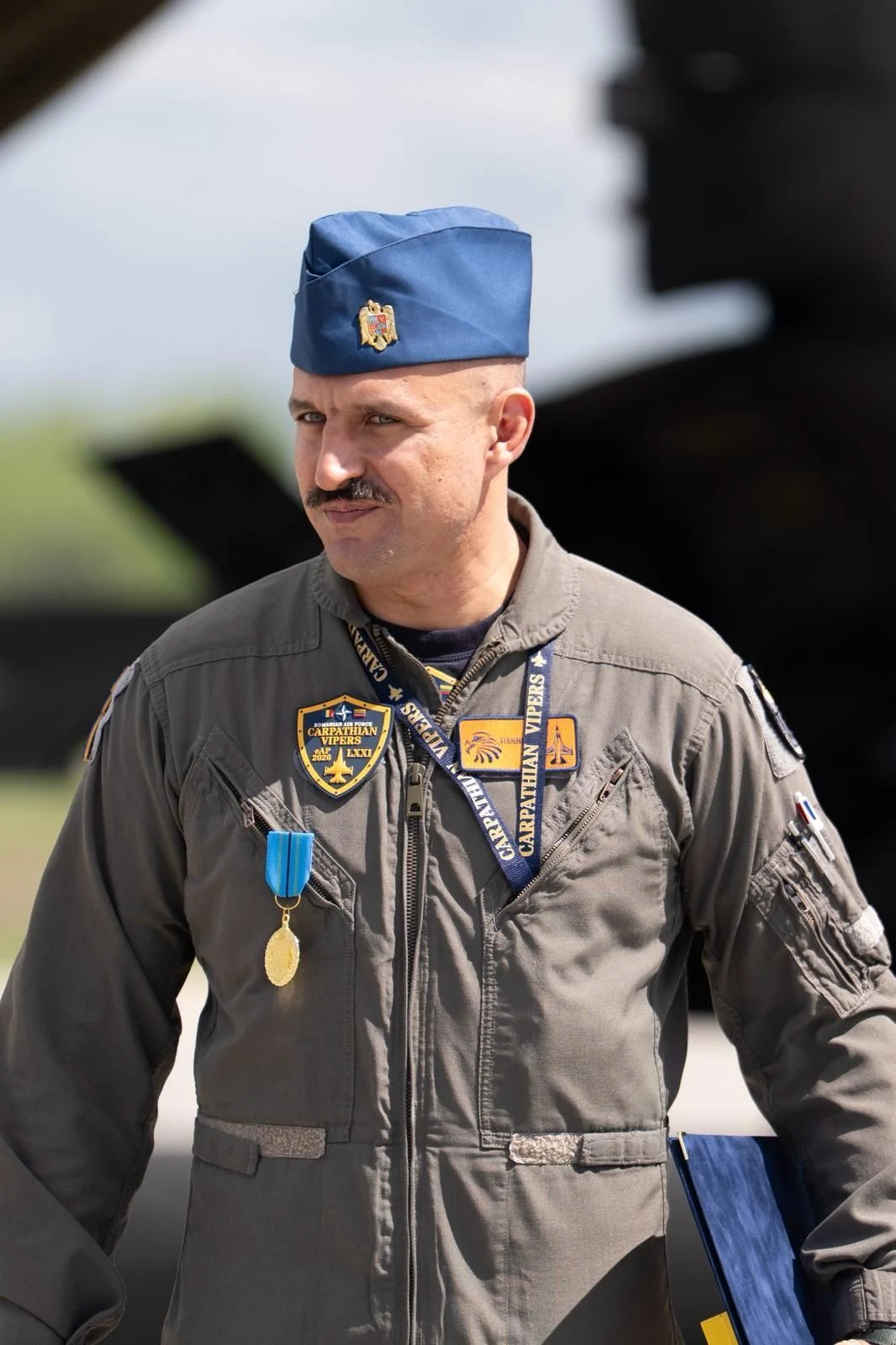 Primele declaraţii ale pilotului român de F-16 care a doborât o dronă în Estonia. Întâmpinat de colegi cu „Top Gun Anthem"