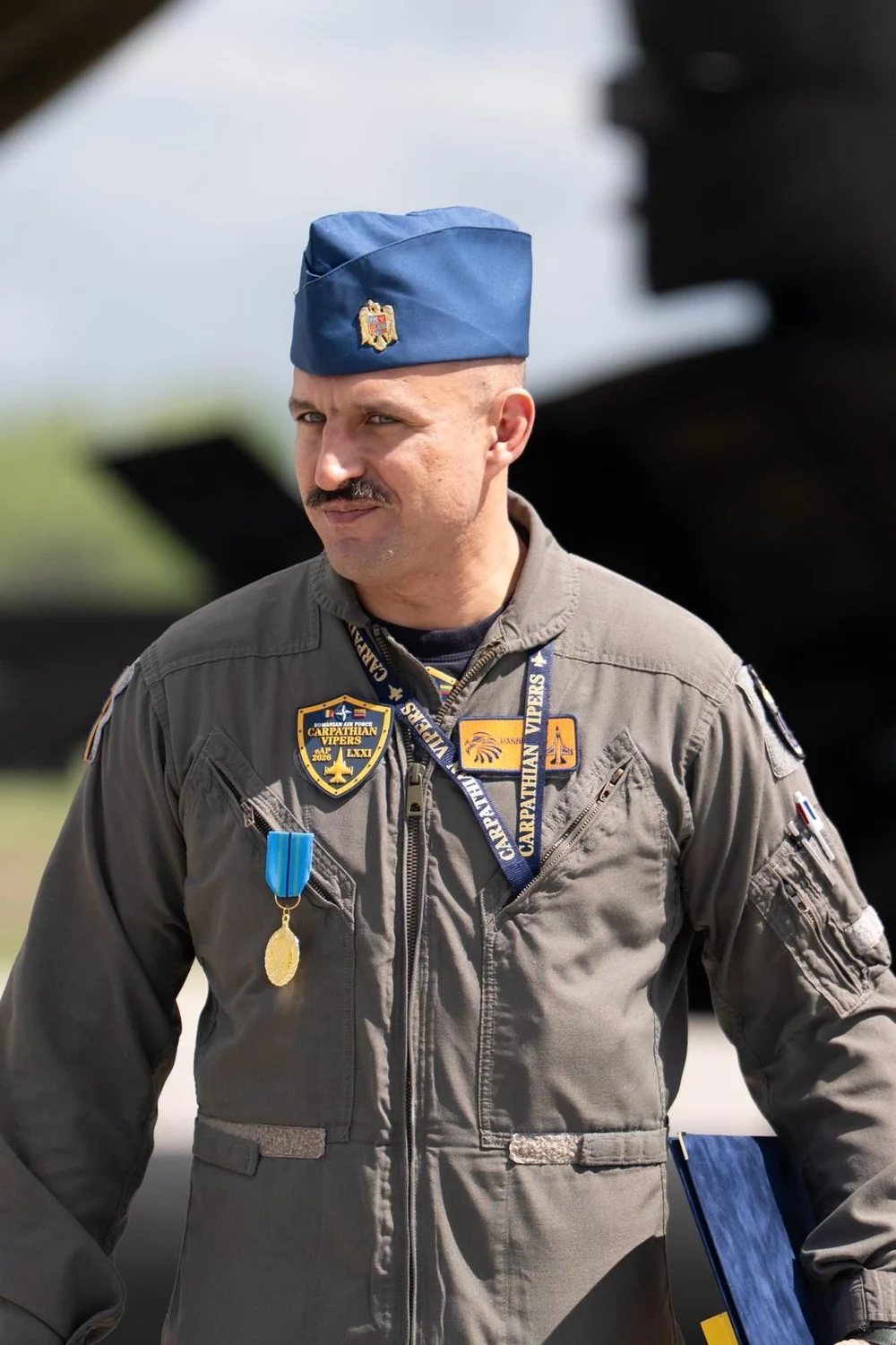 Primele declaraţii ale pilotului român de F-16 care a doborât o dronă în Estonia. Întâmpinat de colegi cu „Top Gun Anthem"