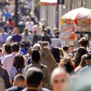 oameni pe strada jpg