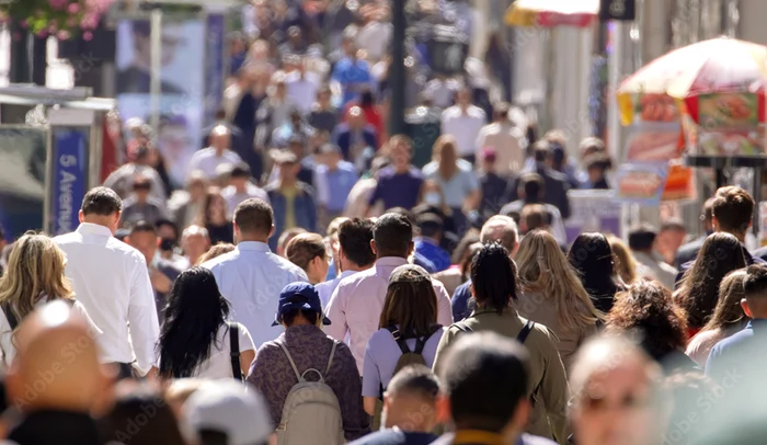 Oameni pe stradă Foto; Adobe Stock