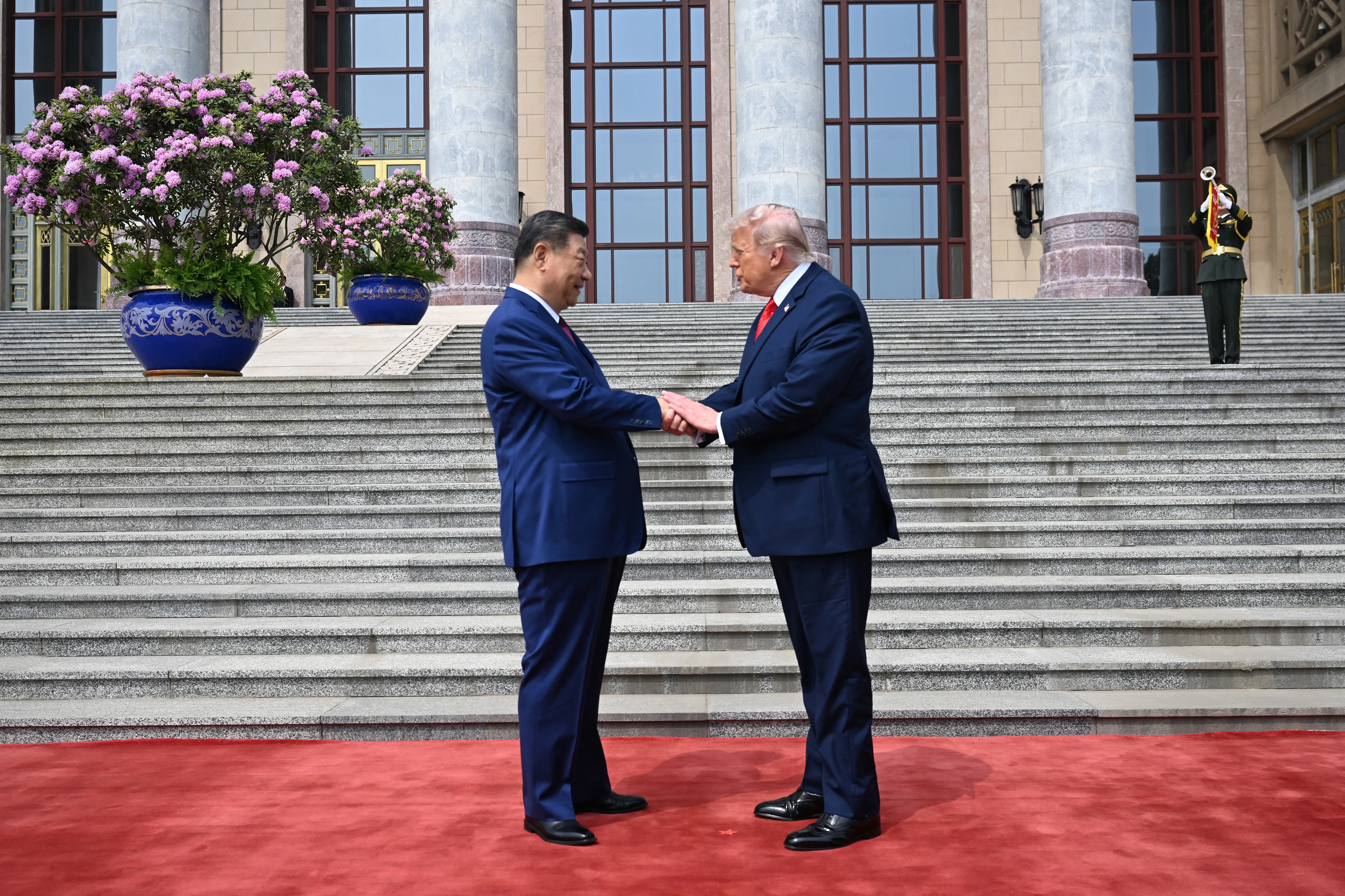 Detaliul de la strângerea de mână dintre Trump și Xi Jinping care i-a uimit pe experții în limbajul corpului