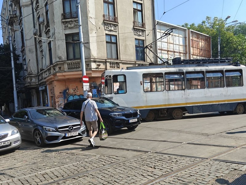 Illegal Parking Blocks Bucharest Trams for an Hour