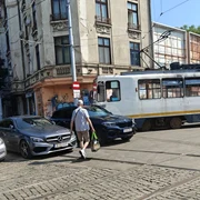 tramvai blocat din cauza masinilor parcate foto facebook Sector 2 Informaţii şi dezbateri png
