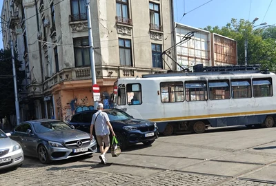 tramvai blocat din cauza masinilor parcate foto facebook Sector 2 Informaţii şi dezbateri png