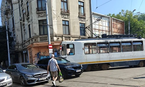 tramvai blocat din cauza masinilor parcate foto facebook Sector 2 Informaţii şi dezbateri png