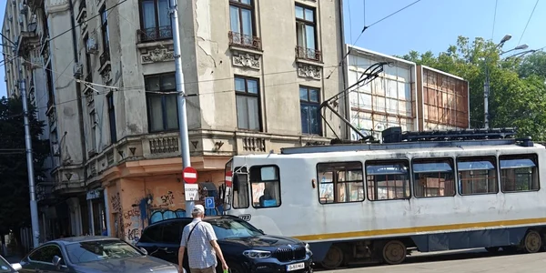 tramvai blocat din cauza masinilor parcate foto facebook Sector 2   Informaţii şi dezbateri png