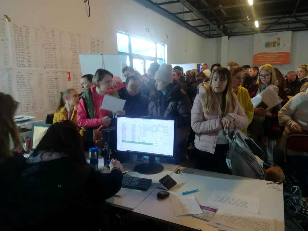Sute de ucraineni vin  zilnic să ceară ajutoare