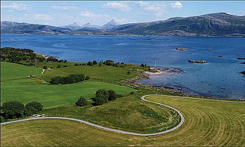 Herlaugshaugen (în prim-plan, central) văzut dinspre vest, privind spre strâmtoare și continent, în fundal. Fotografie de Hanne Bryn, NTNU University Museum, Norwegian University of Science and Technology (© Antiquity (2026). DOI: 10.15184/aqy.2026.1